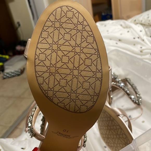 Thamar Embellished Sandal
JEWEL BADGLEY MISCHKA - Picture 5 of 5